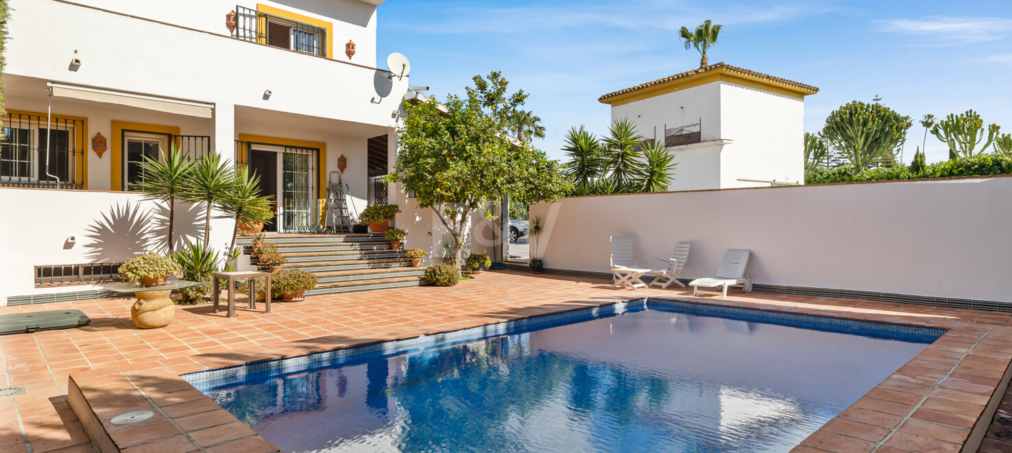 Casa adosada en esquina con piscina privada y excelente ubicación