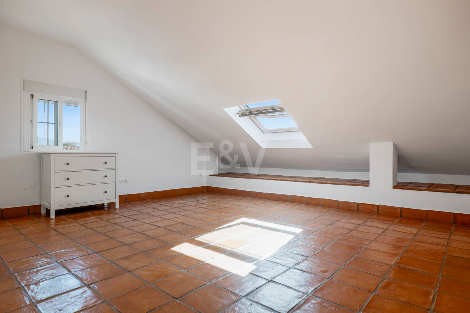 Casa adosada en esquina con piscina privada y excelente ubicación