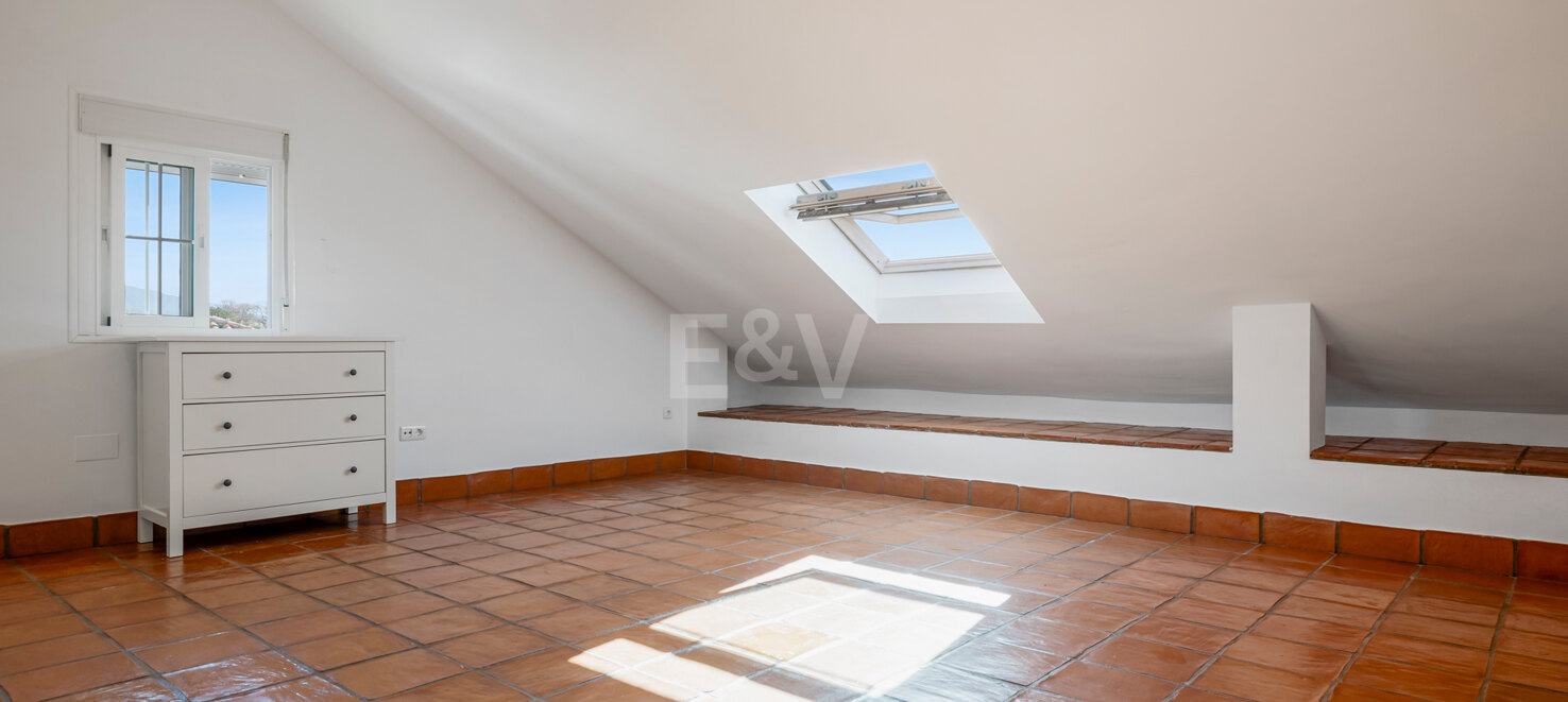 Casa adosada en esquina con piscina privada y excelente ubicación