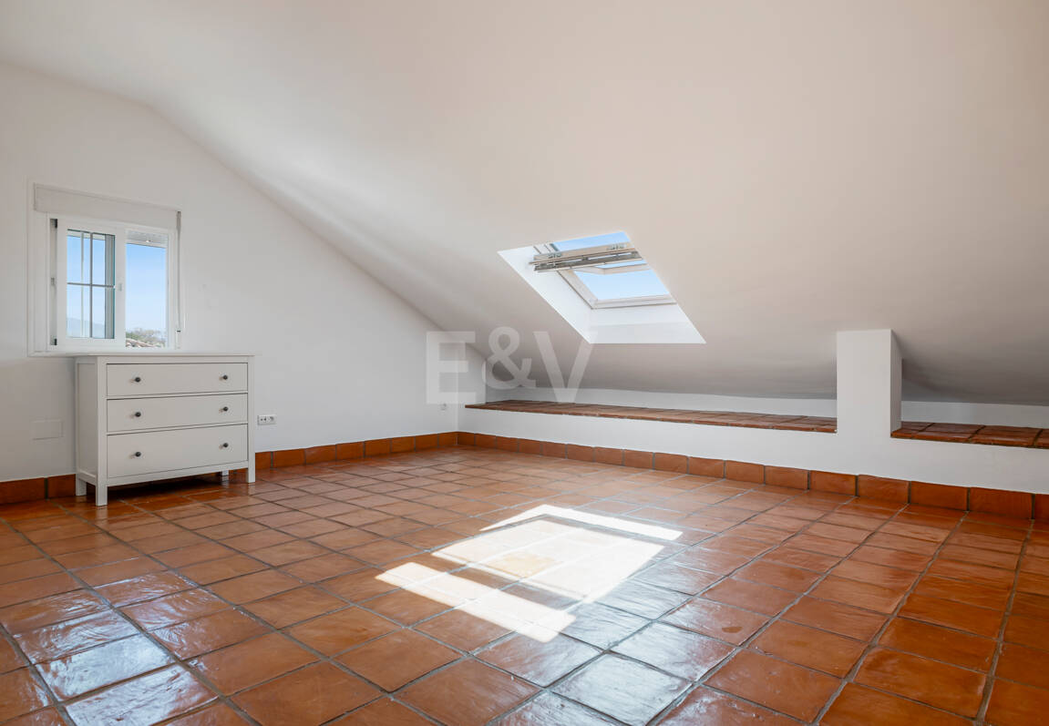 Casa adosada en esquina con piscina privada y excelente ubicación