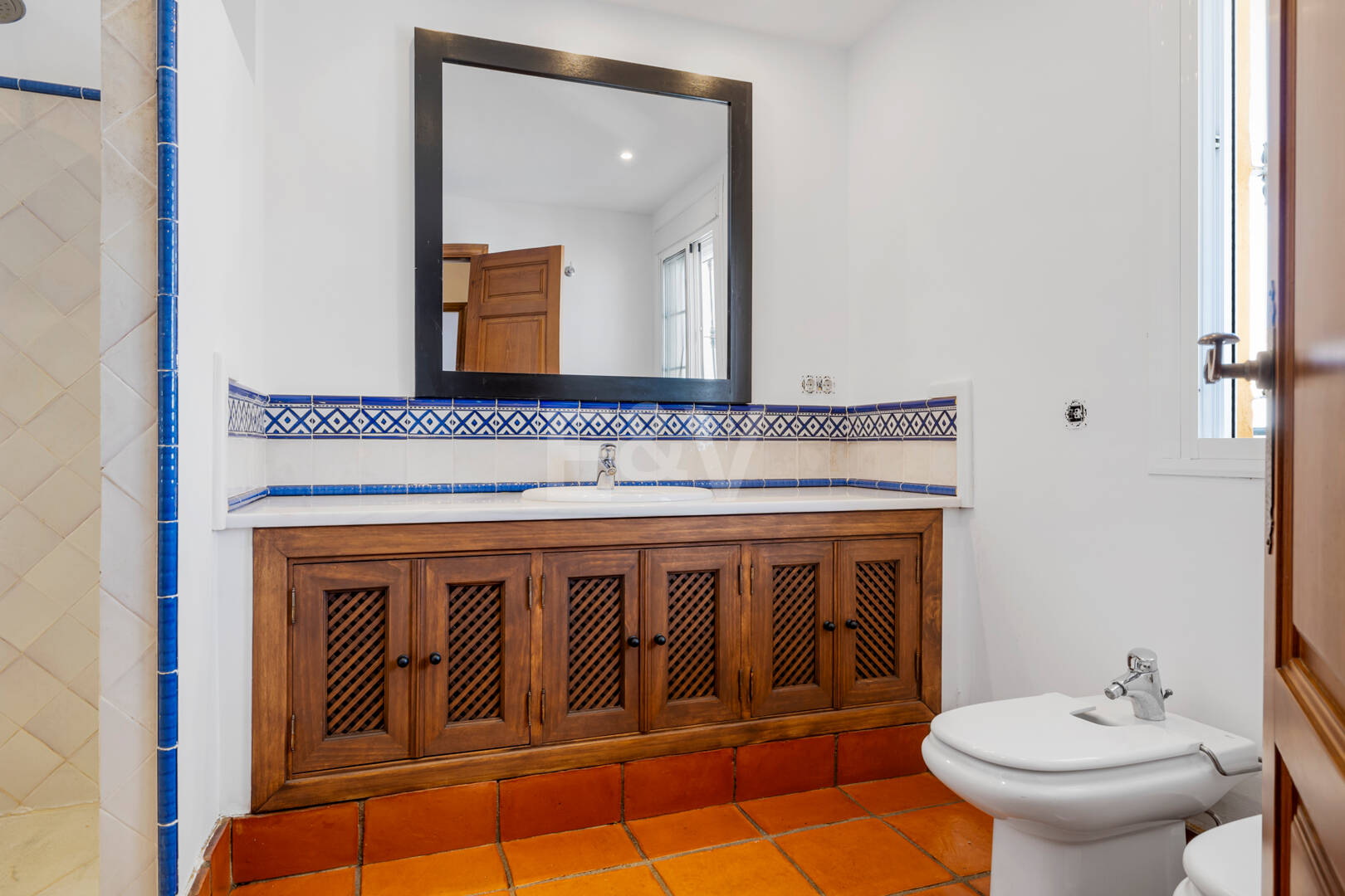 Casa adosada en esquina con piscina privada y excelente ubicación