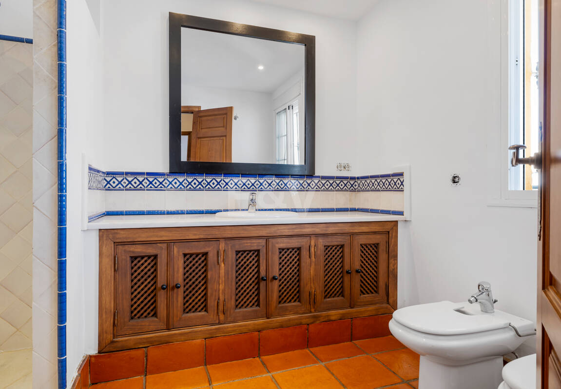 Casa adosada en esquina con piscina privada y excelente ubicación