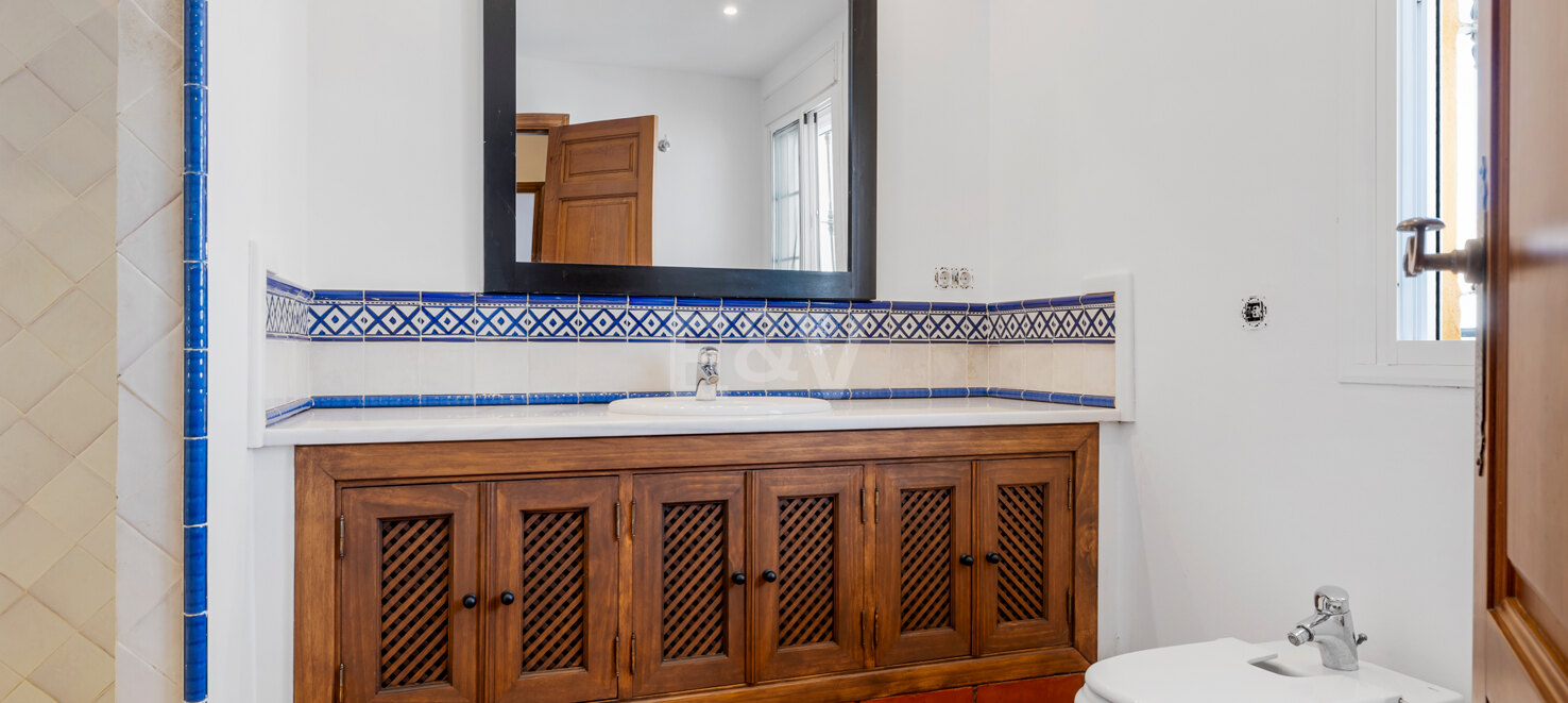 Casa adosada en esquina con piscina privada y excelente ubicación