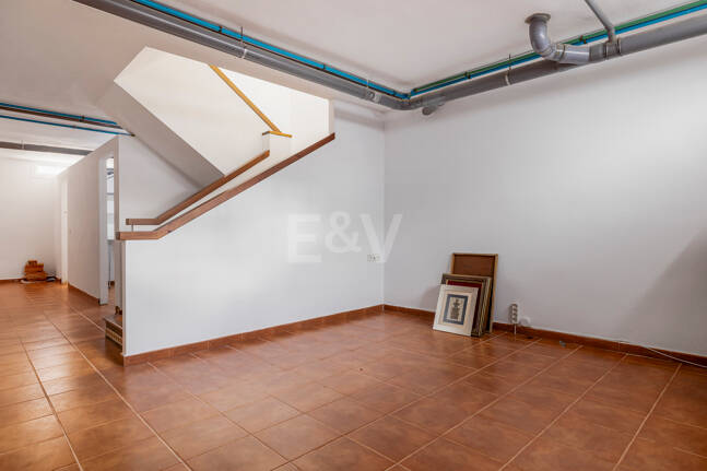 Casa adosada en esquina con piscina privada y excelente ubicación