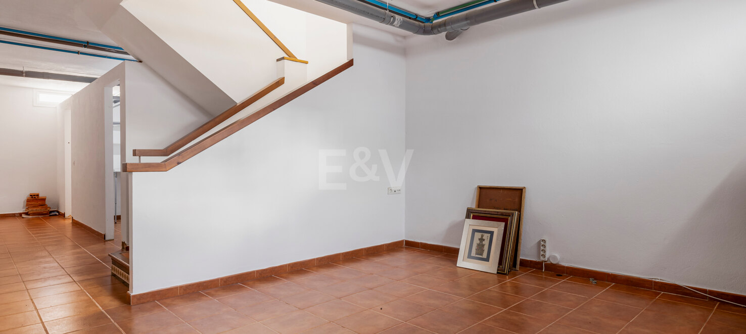 Casa adosada en esquina con piscina privada y excelente ubicación