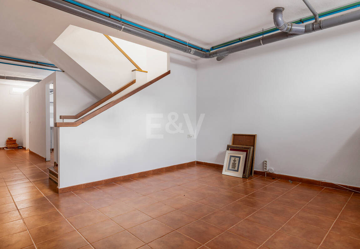 Casa adosada en esquina con piscina privada y excelente ubicación