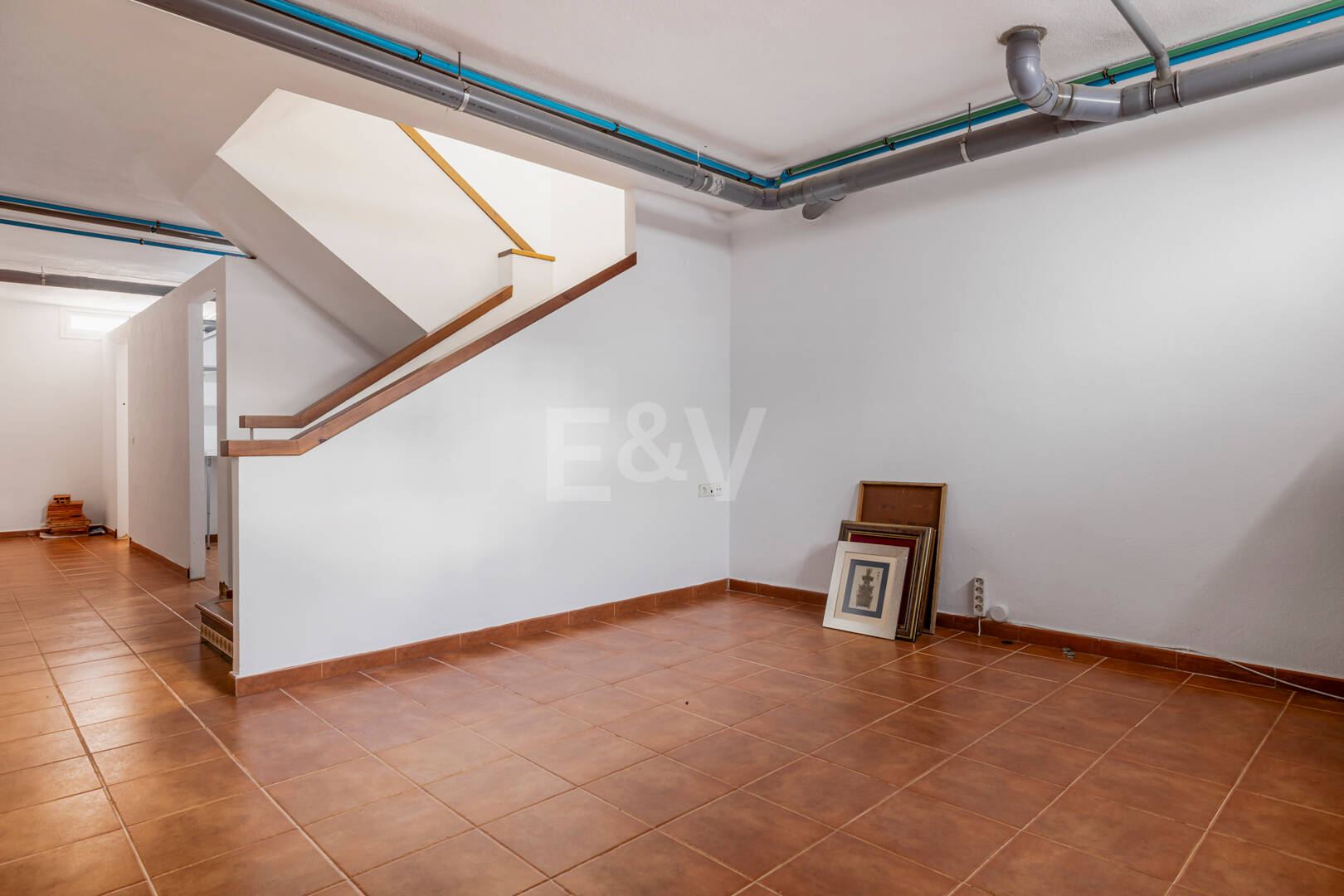 Casa adosada en esquina con piscina privada y excelente ubicación