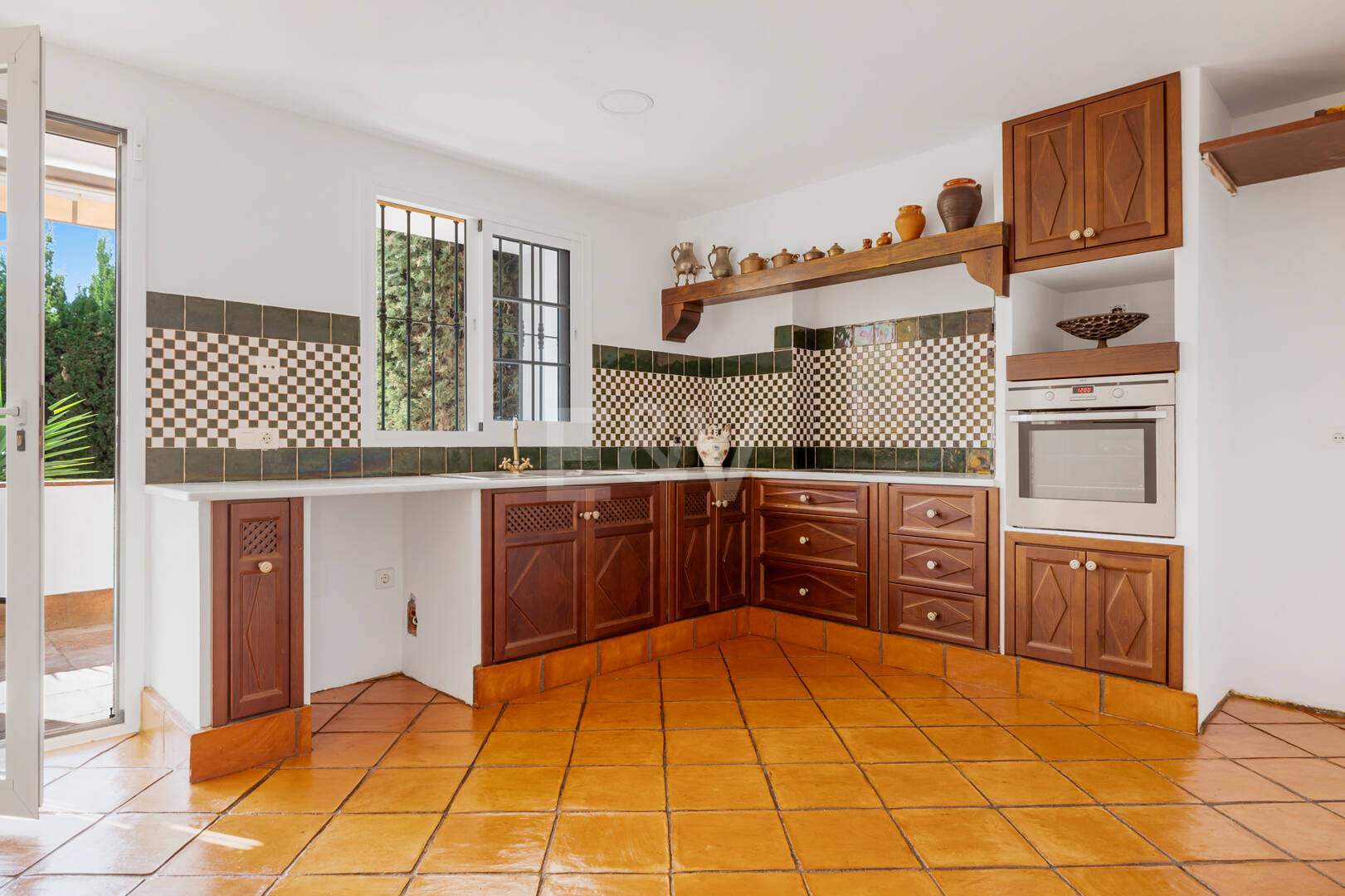 Casa adosada en esquina con piscina privada y excelente ubicación