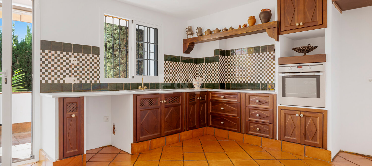 Casa adosada en esquina con piscina privada y excelente ubicación