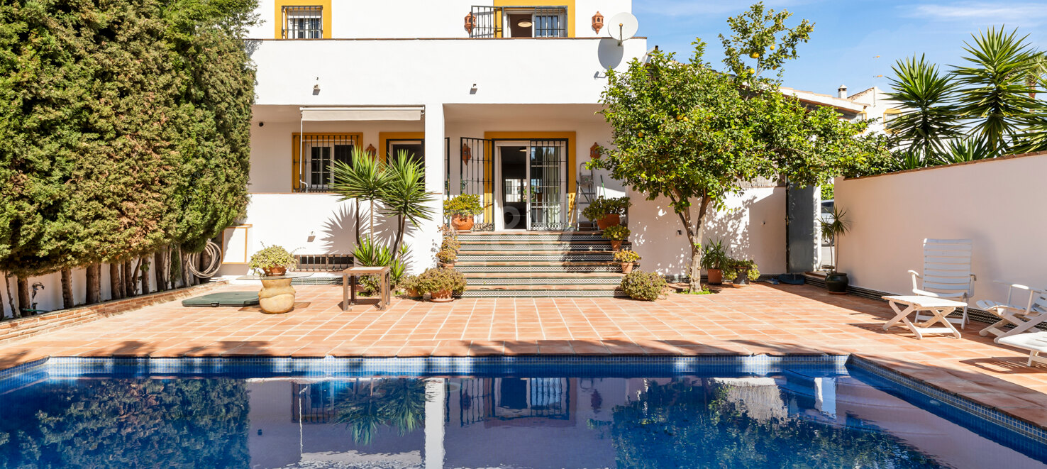 Casa adosada en esquina con piscina privada y excelente ubicación