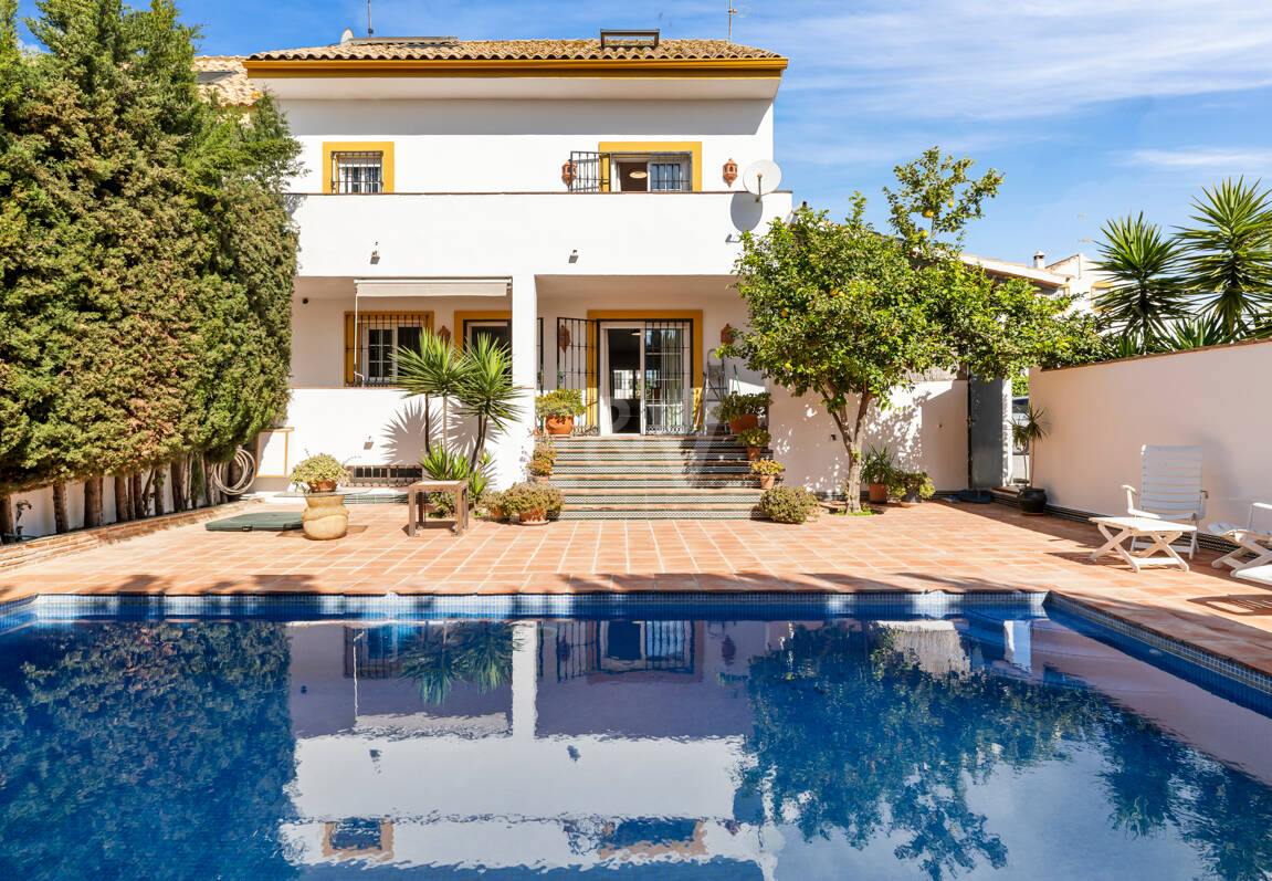 Casa adosada en esquina con piscina privada y excelente ubicación