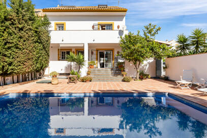 Casa adosada en esquina con piscina privada y excelente ubicación