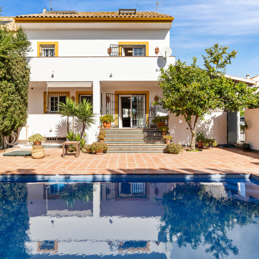 Casa adosada en esquina con piscina privada y excelente ubicación