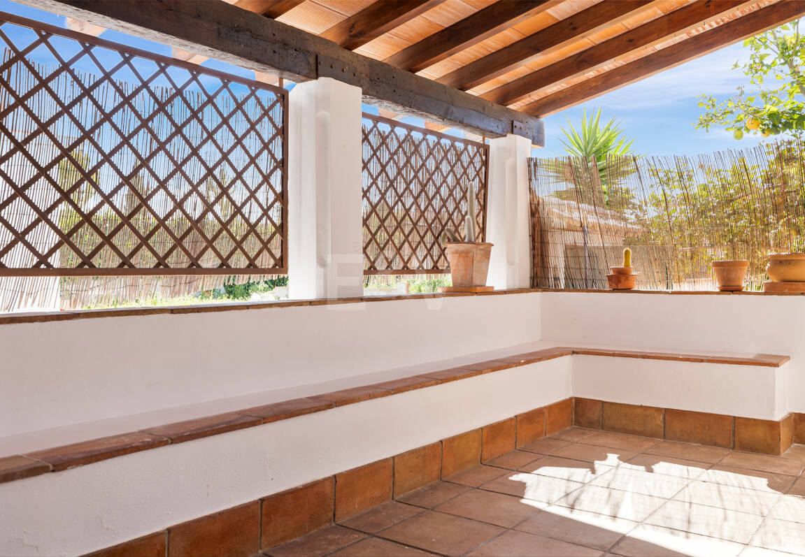 Casa adosada en esquina con piscina privada y excelente ubicación