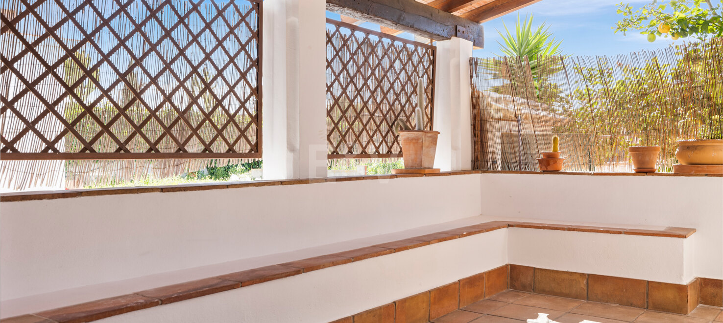 Casa adosada en esquina con piscina privada y excelente ubicación