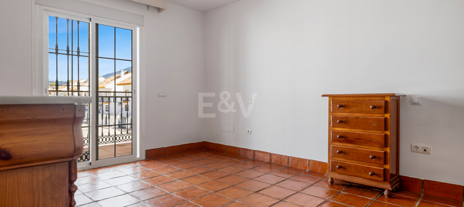 Casa adosada en esquina con piscina privada y excelente ubicación