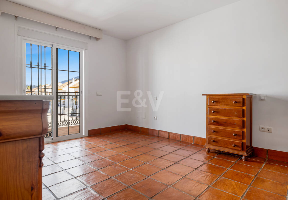 Casa adosada en esquina con piscina privada y excelente ubicación