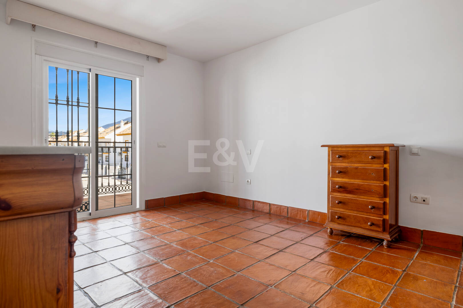 Casa adosada en esquina con piscina privada y excelente ubicación