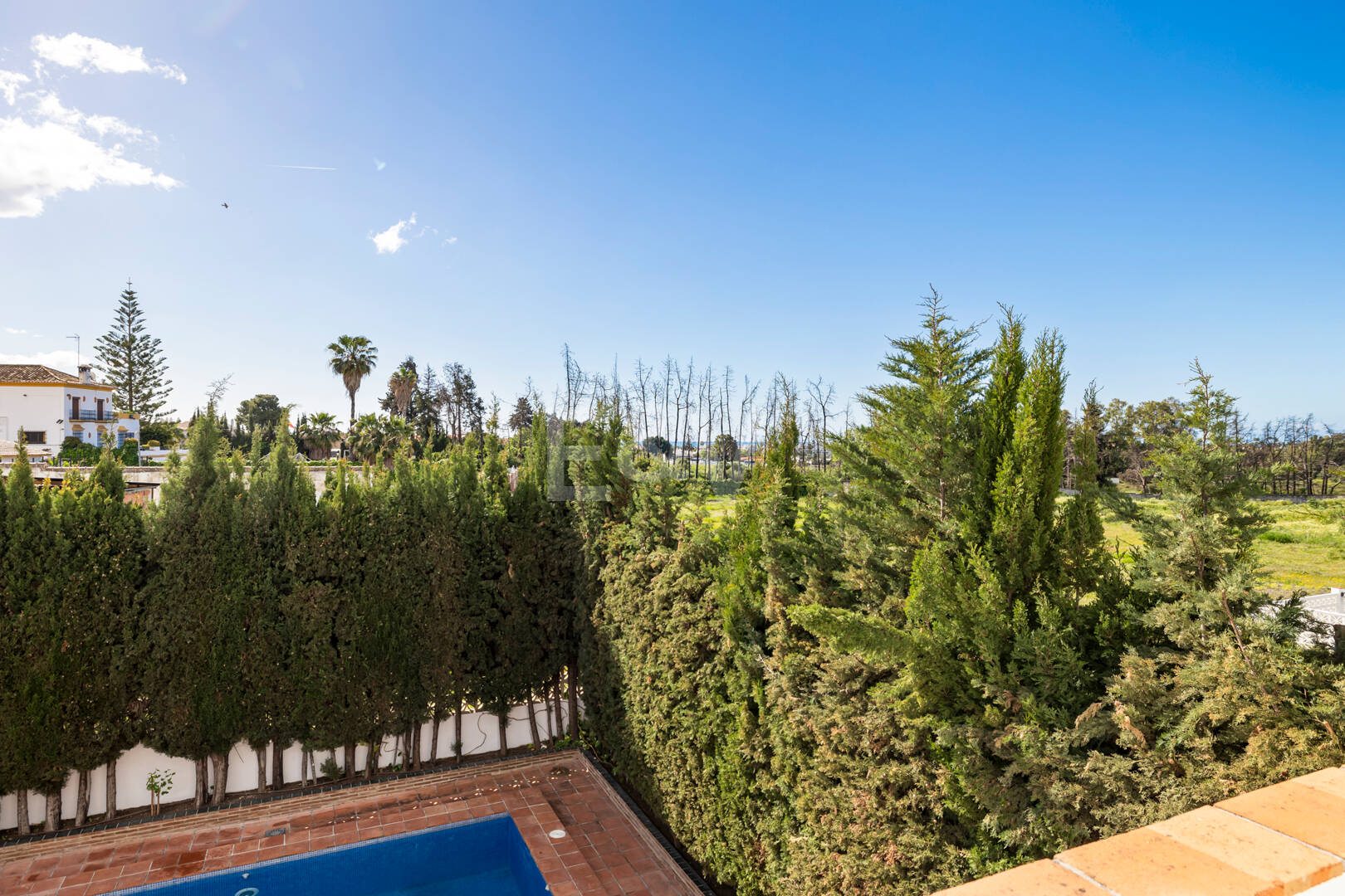 Casa adosada en esquina con piscina privada y excelente ubicación