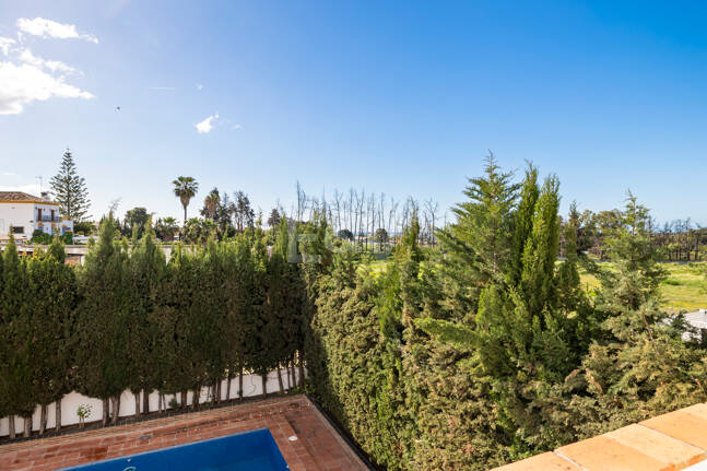 Casa adosada en esquina con piscina privada y excelente ubicación