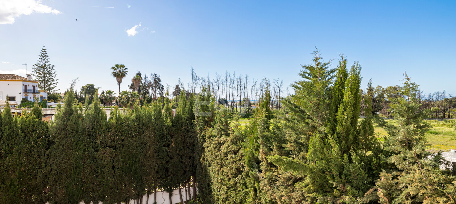 Casa adosada en esquina con piscina privada y excelente ubicación