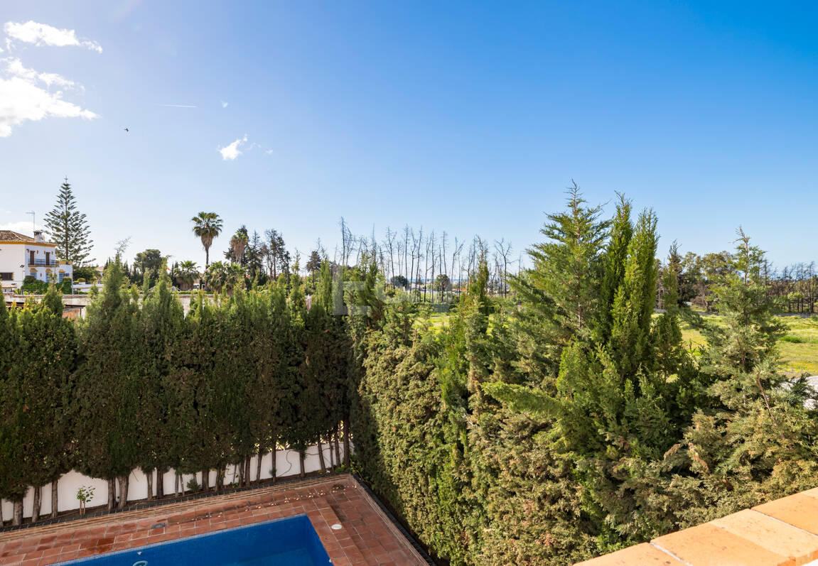 Casa adosada en esquina con piscina privada y excelente ubicación