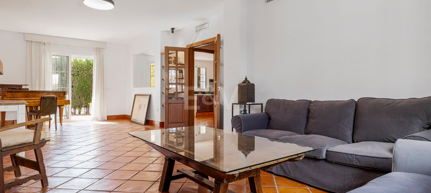 Casa adosada en esquina con piscina privada y excelente ubicación