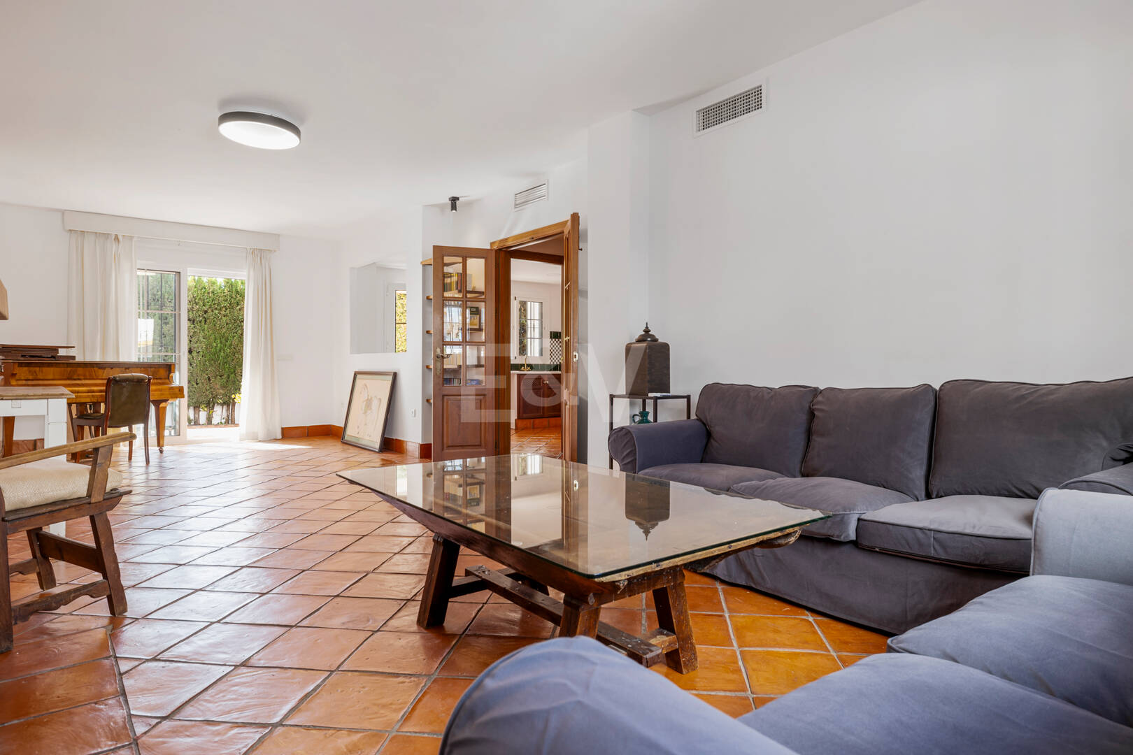 Casa adosada en esquina con piscina privada y excelente ubicación