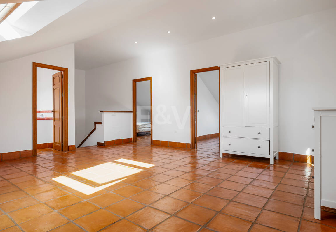 Casa adosada en esquina con piscina privada y excelente ubicación