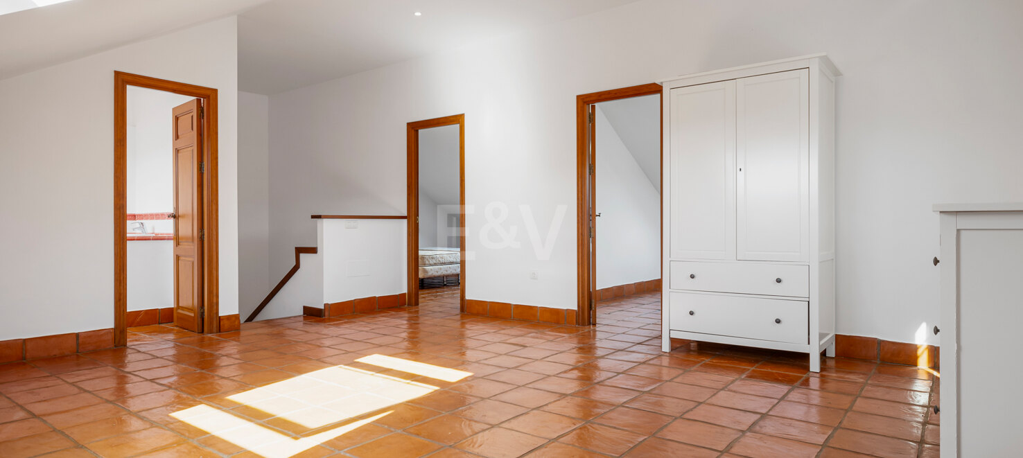 Casa adosada en esquina con piscina privada y excelente ubicación