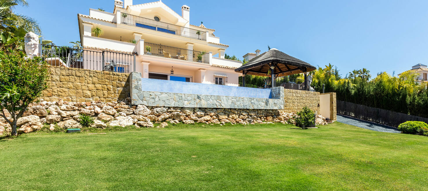 Exceptional villa with golf views on a large plot in a prestigious location in Nueva Andalucia