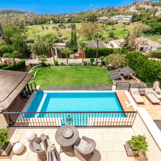 Exceptional villa with golf views on a large plot in a prestigious location in Nueva Andalucia