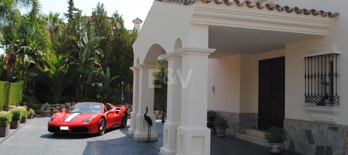 Villa with large plot and breathtaking golf valley & sea views