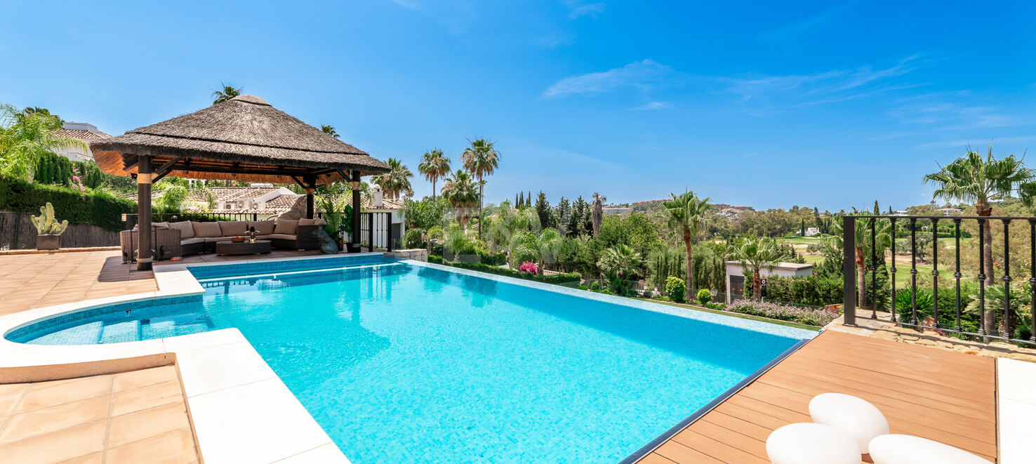 Villa with large plot and breathtaking golf valley & sea views