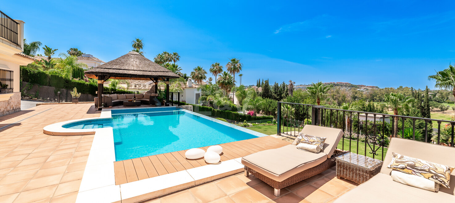 Villa with large plot and breathtaking golf valley & sea views