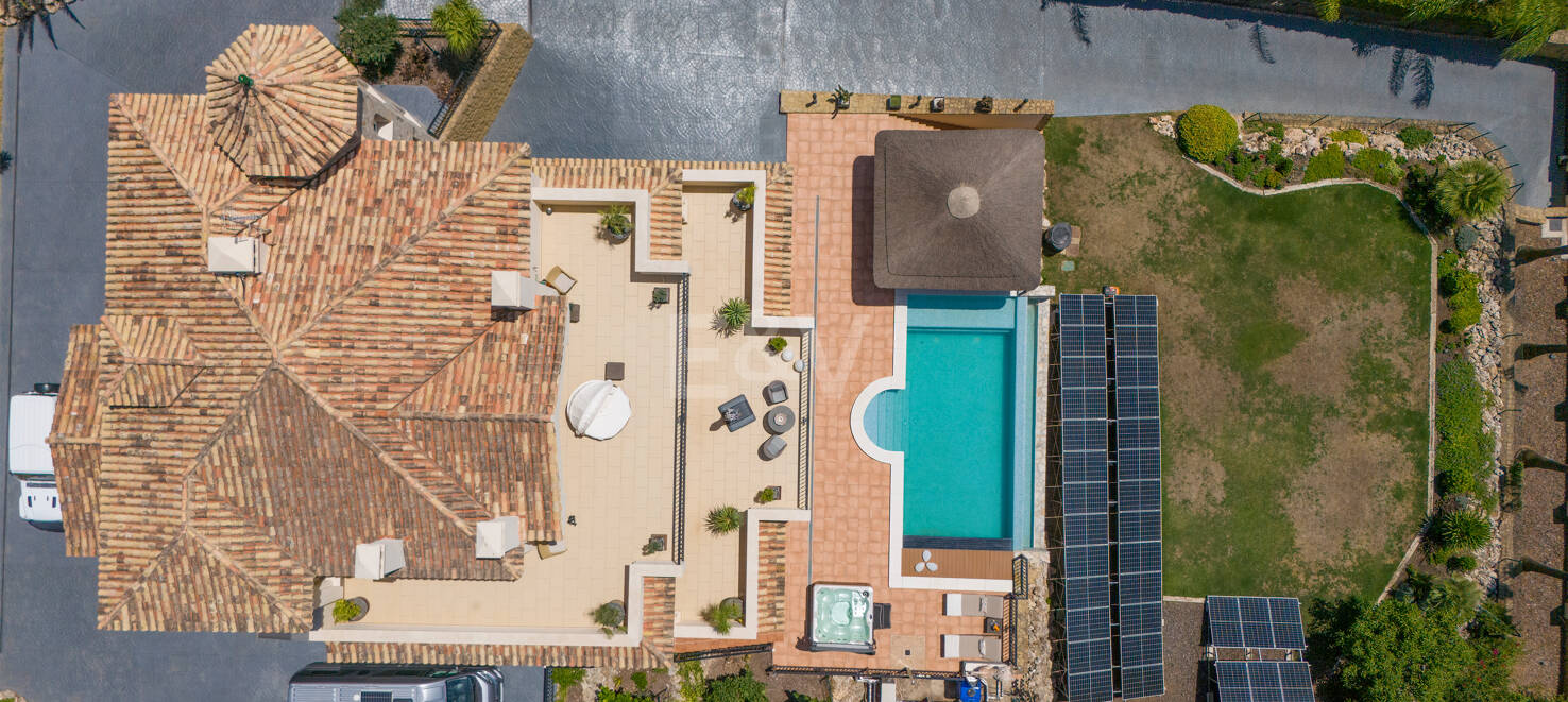 Exceptional villa with golf views on a large plot in a prestigious location in Nueva Andalucia