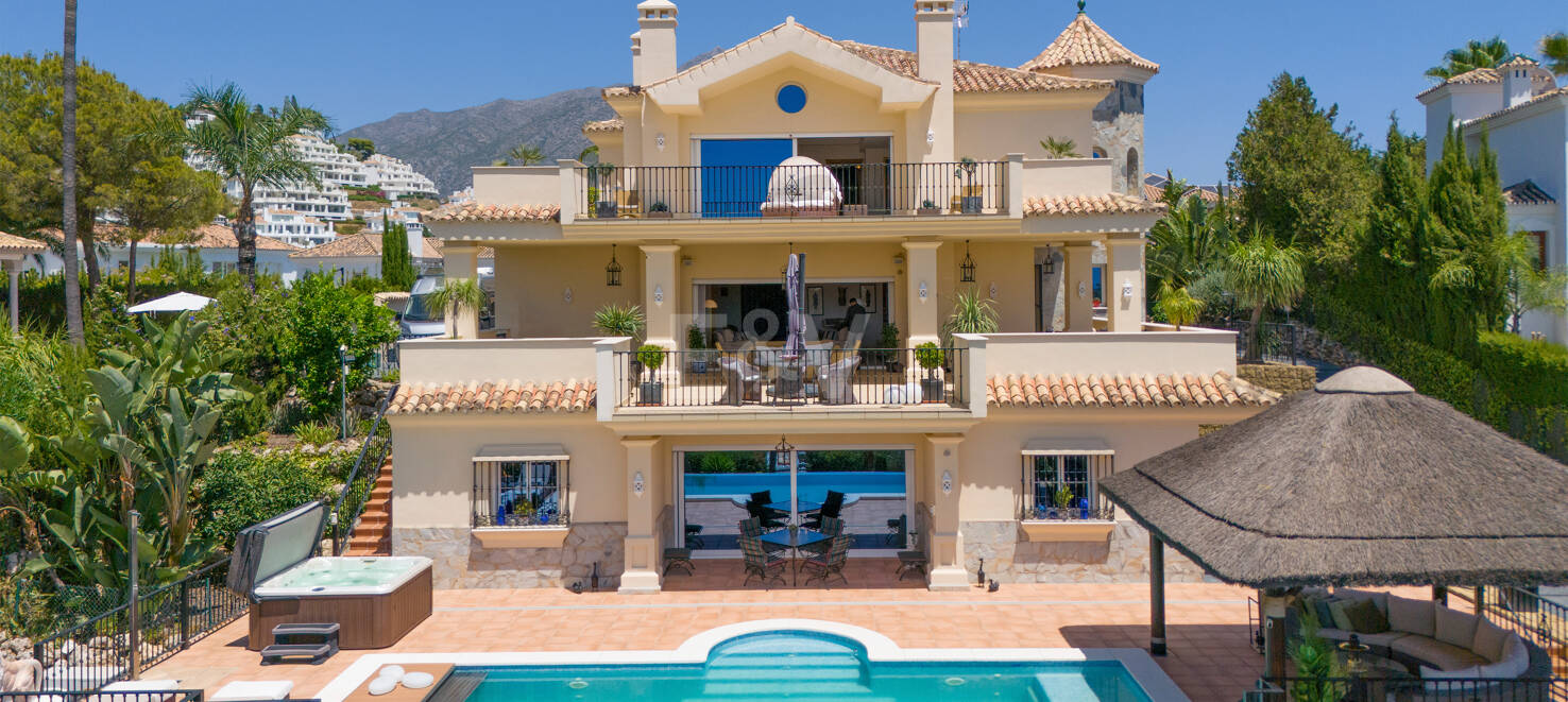 Exceptional villa with golf views on a large plot in a prestigious location in Nueva Andalucia