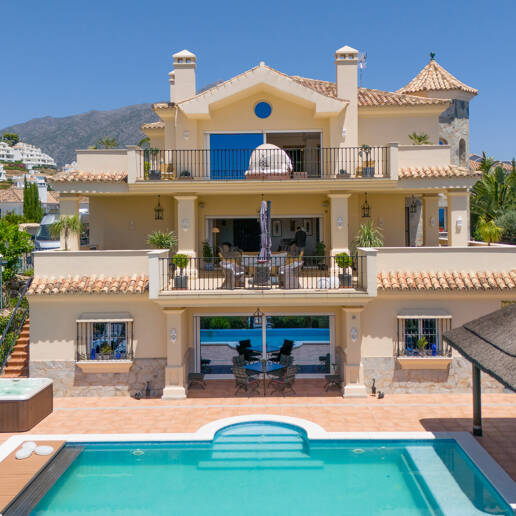 Exceptional villa with golf views on a large plot in a prestigious location in Nueva Andalucia