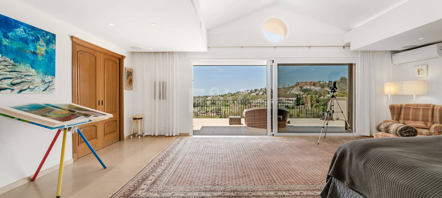Exceptional villa with golf views on a large plot in a prestigious location in Nueva Andalucia