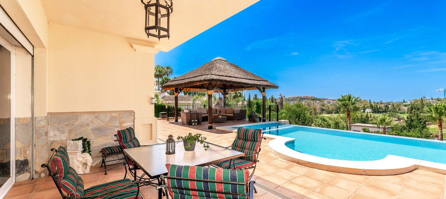 Villa with large plot and breathtaking golf valley & sea views