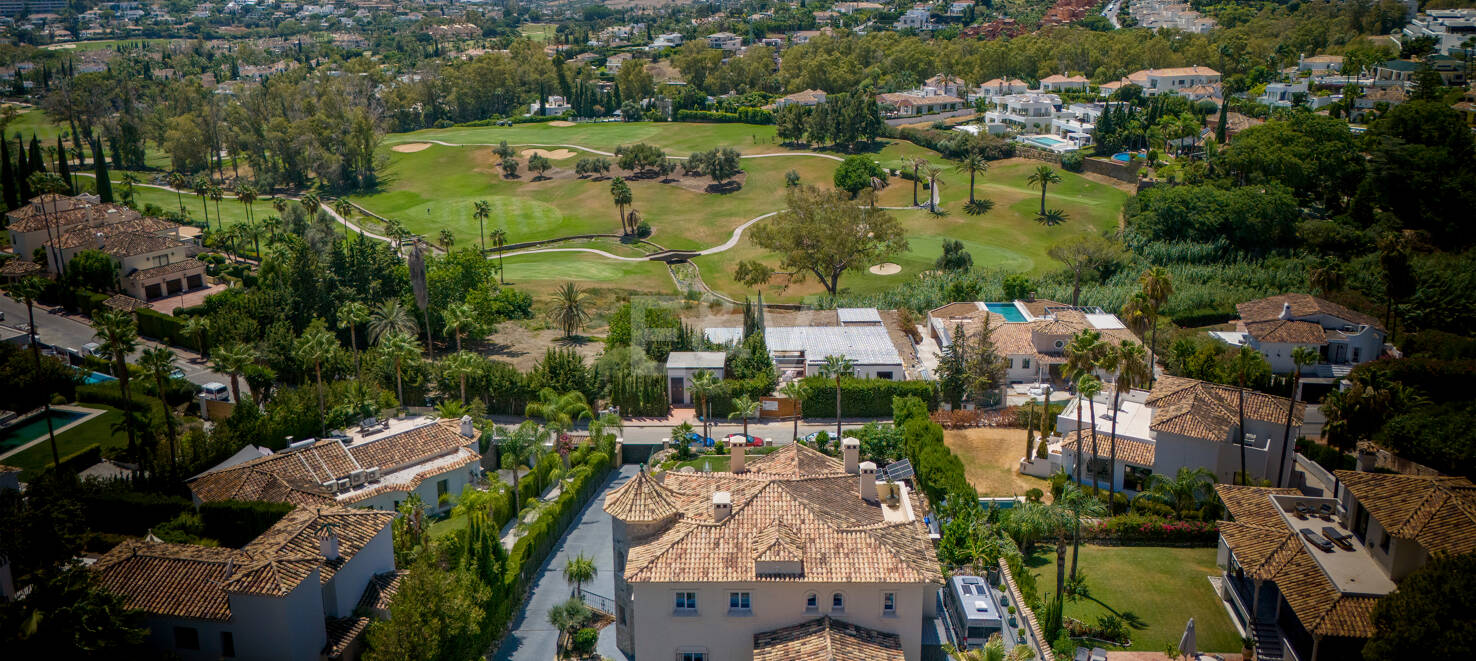 Exceptional villa with golf views on a large plot in a prestigious location in Nueva Andalucia