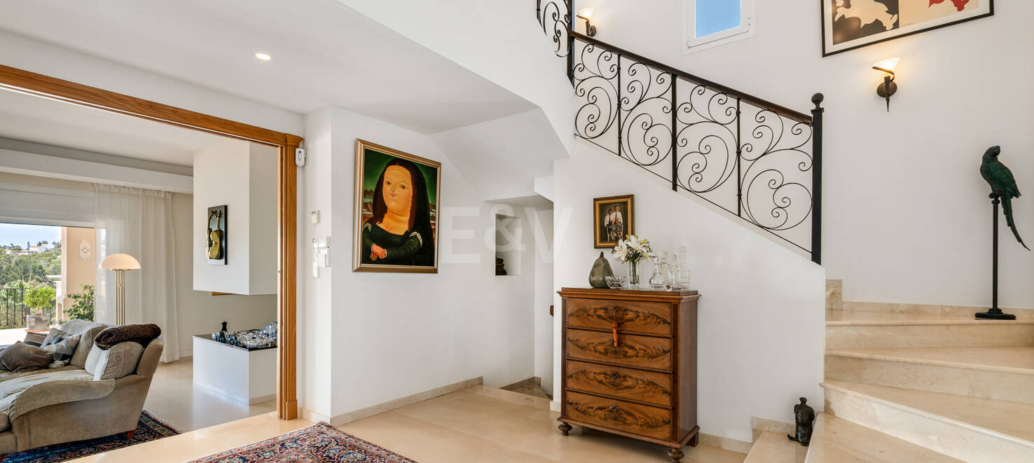 Exceptional villa with golf views on a large plot in a prestigious location in Nueva Andalucia