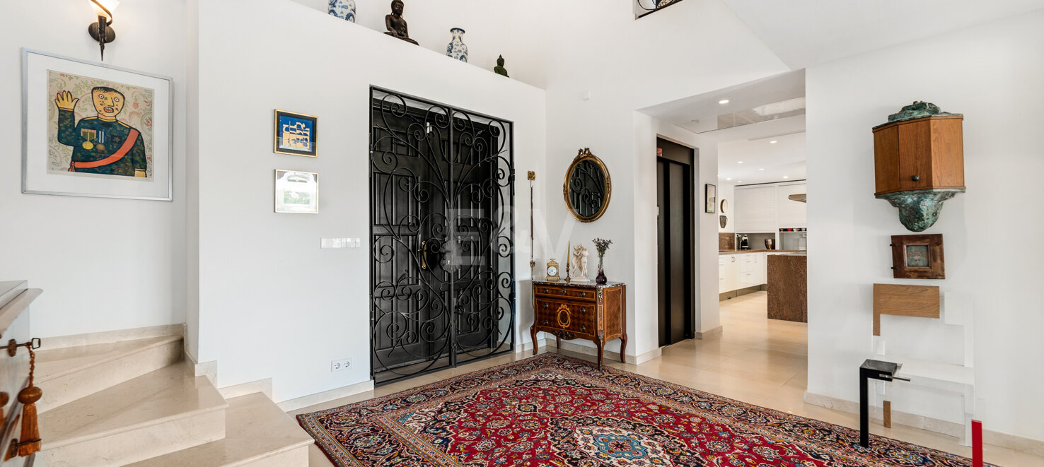 Villa with large plot and breathtaking golf valley & sea views