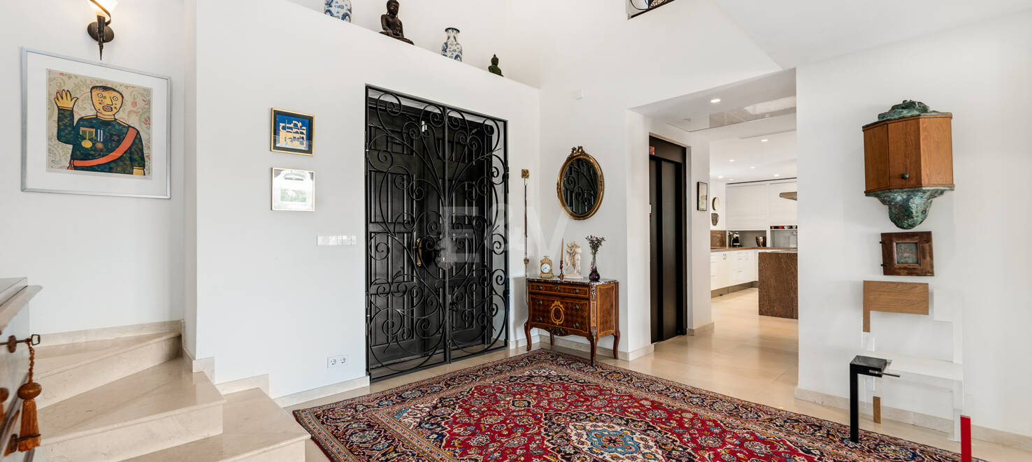 Exceptional villa with golf views on a large plot in a prestigious location in Nueva Andalucia