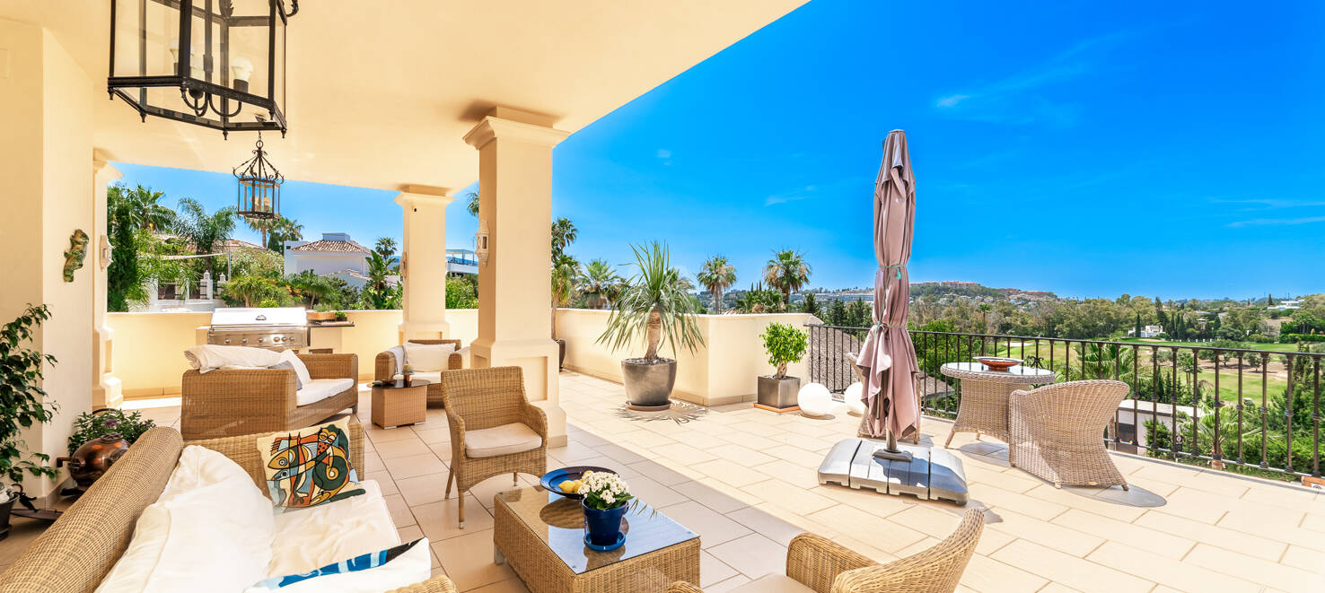 Exceptional villa with golf views on a large plot in a prestigious location in Nueva Andalucia