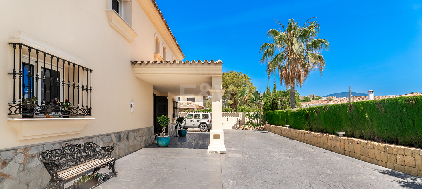 Villa with large plot and breathtaking golf valley & sea views
