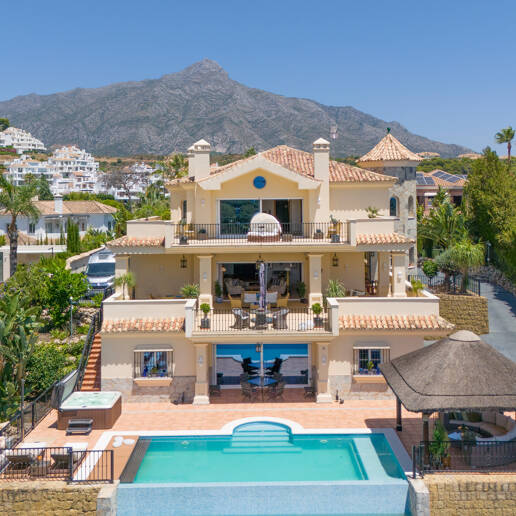 Exceptional villa with golf views on a large plot in a prestigious location in Nueva Andalucia
