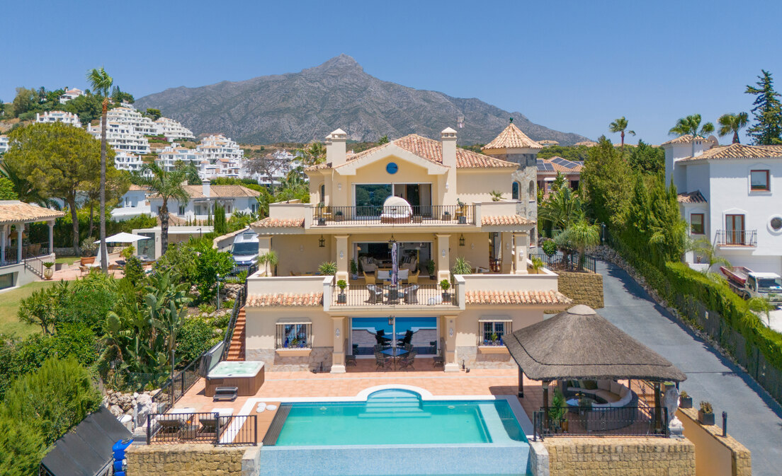 Villa avec vue sur le golf sur grand terrain dans un emplacement privilégié