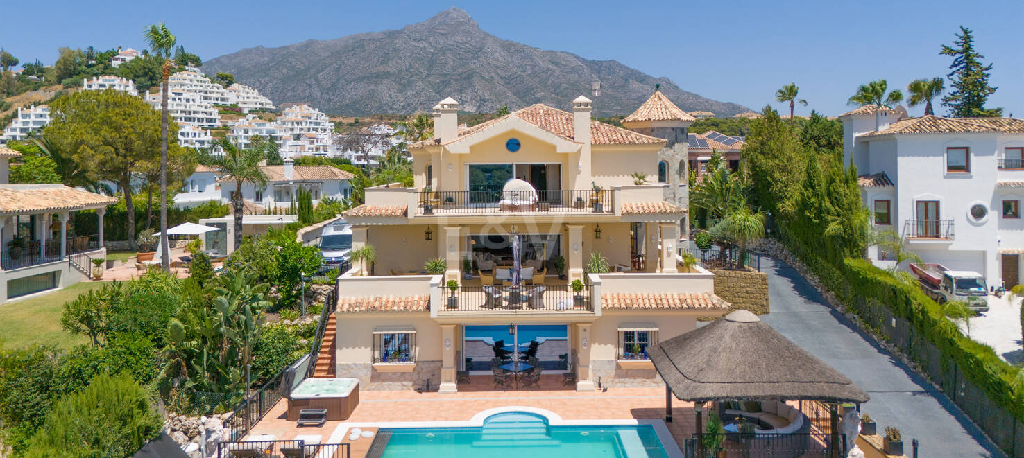 Exceptional villa with golf views on a large plot in a prestigious location in Nueva Andalucia