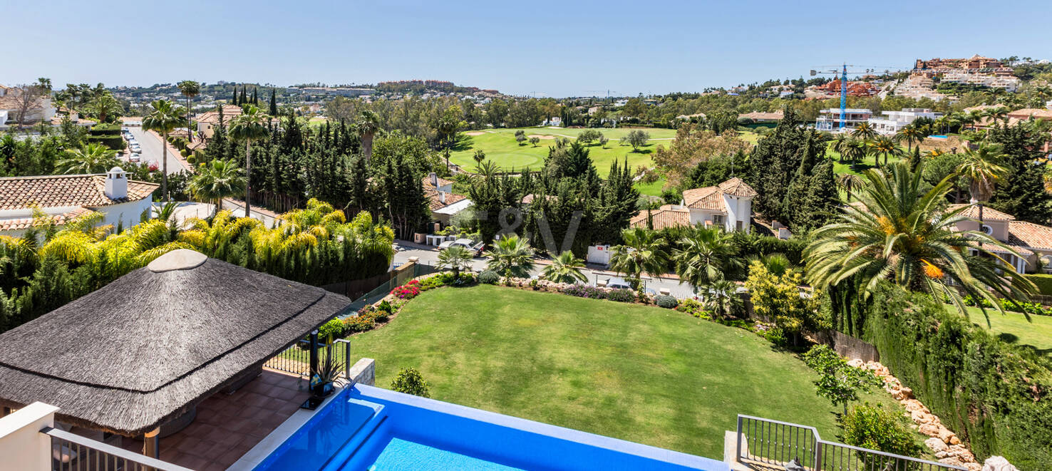Exceptional villa with golf views on a large plot in a prestigious location in Nueva Andalucia